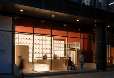 Ночной вид фасада с посетителями Lucky Cookies Bakery