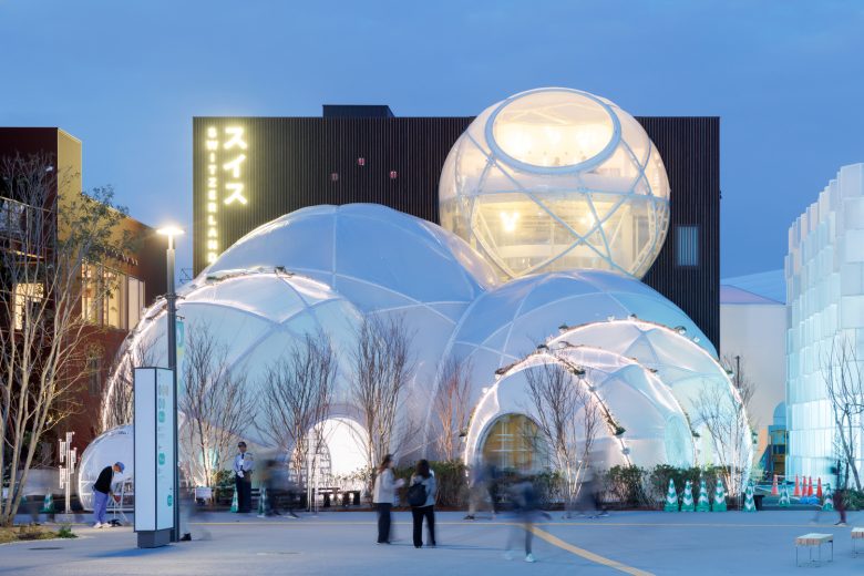 Ночной вид павильона с освещенными куполами The Swiss Pavilion at Expo Osaka 2025