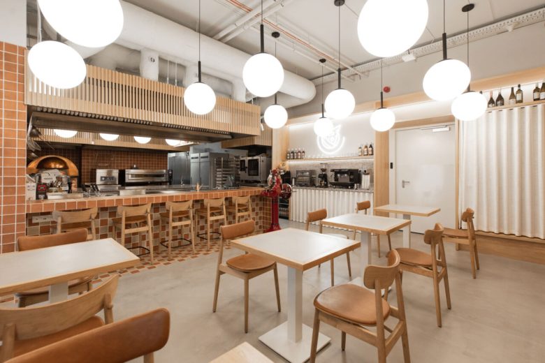 Обеденная зона Pizza Academy Bidfood с круглыми светильниками