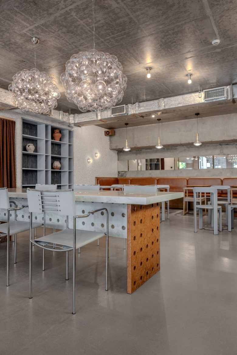 Обеденная зона с большим столом и стеклянными светильниками union bistro