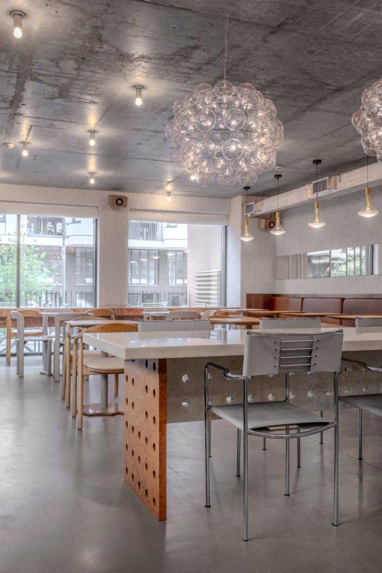 Обеденная зона с большими светильниками union bistro