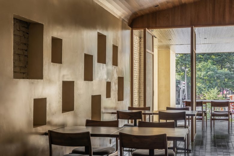 Обеденная зона с декоративными нишами в стене MORICO Café