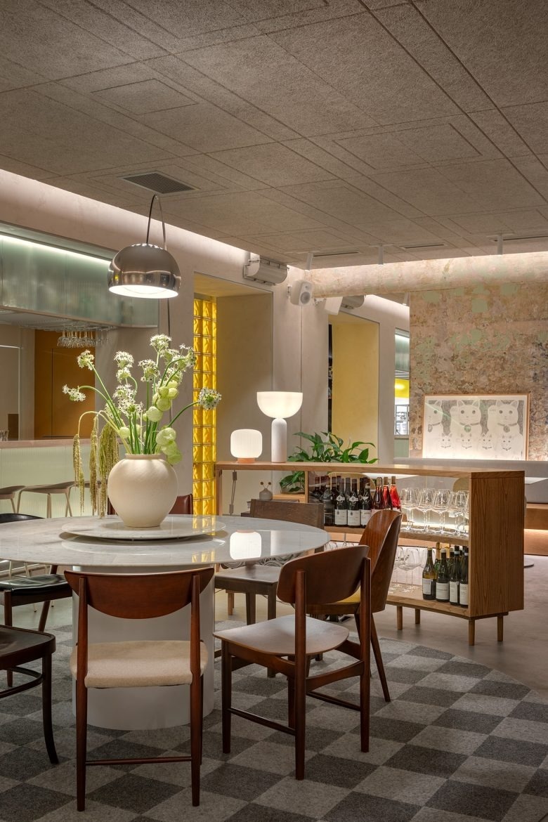 Обеденная зона с круглым столом Māsa