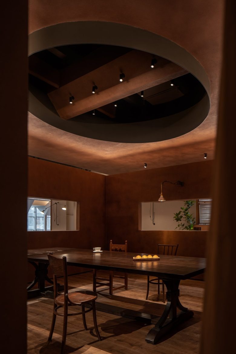 Обеденный стол в нише с круглым потолочным проемом Tiana Factory