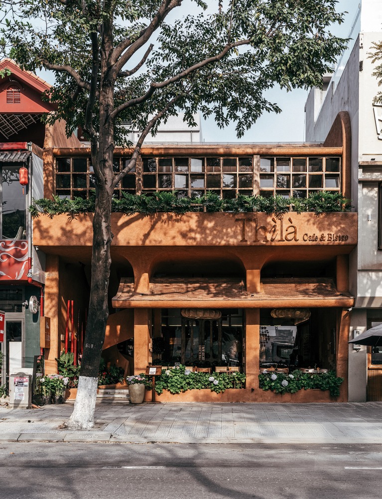 Общий вид фасада с улицы ThiLa Bistro & Café