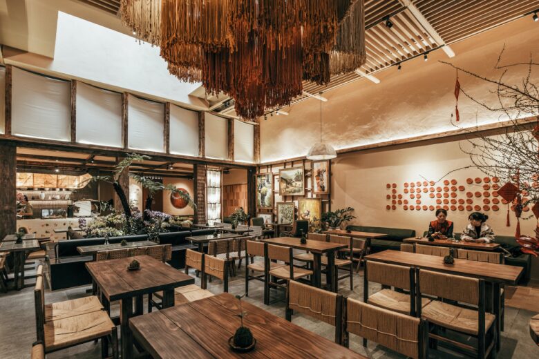 Общий вид зала с деревянными столами ThiLa Bistro & Café