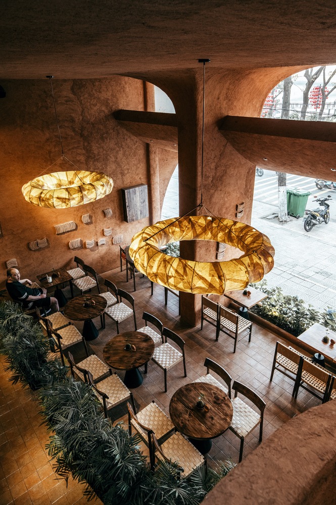 Общий вид зала с панорамными окнами ThiLa Bistro & Café