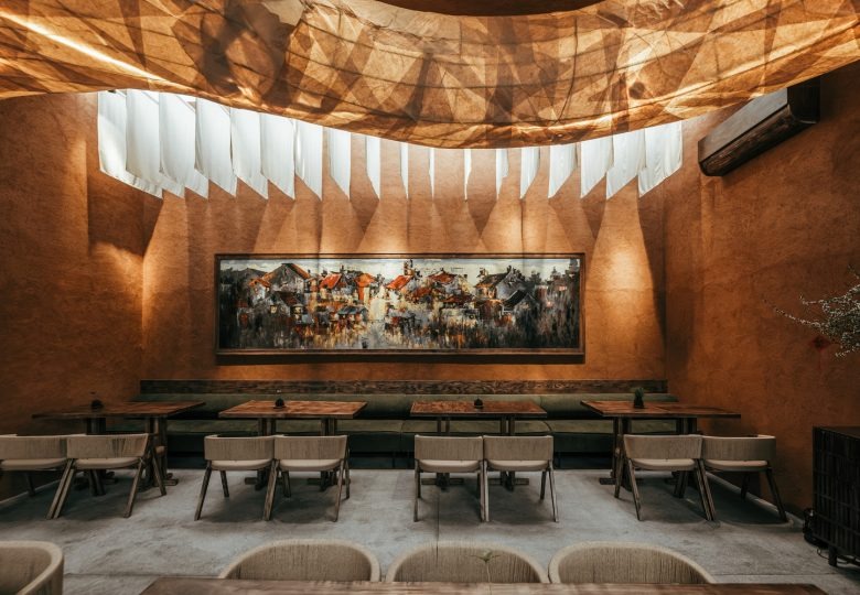 Общий зал с деревянными столами ThiLa Bistro & Café