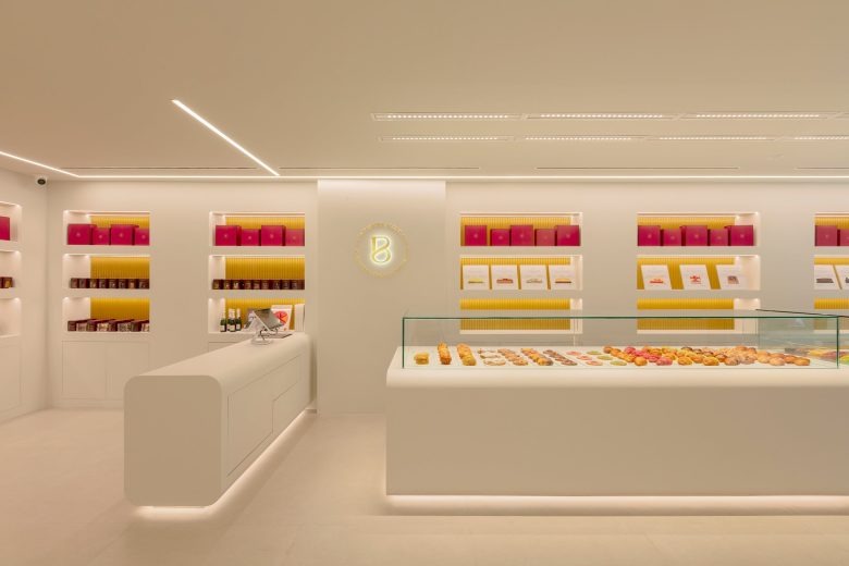 Общий интерьер кондитерской с длинной витриной La Pastisseria Barcelona