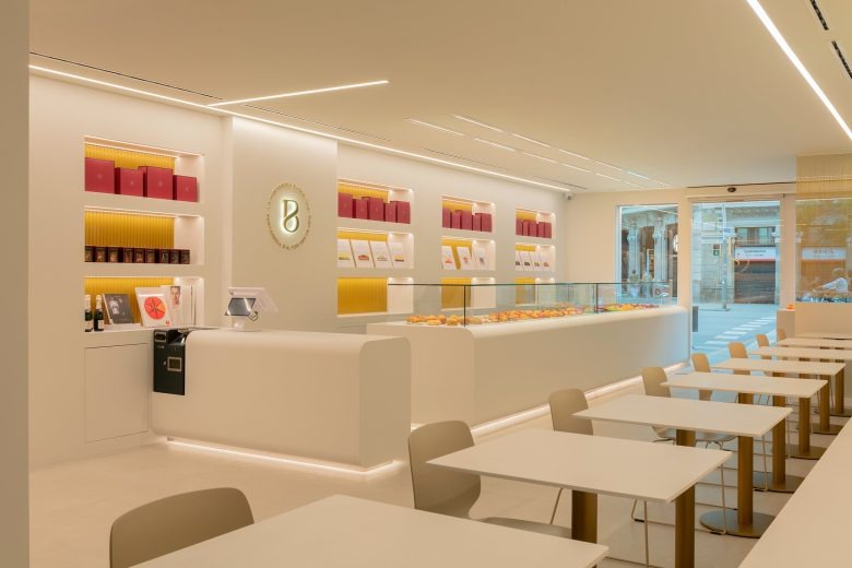 Общий интерьер кондитерской с витриной и посадочными местами La Pastisseria Barcelona