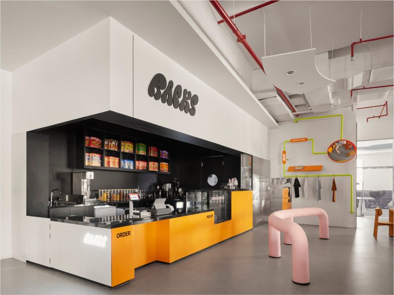 Общий вид бара и открытого пространства с индустриальными элементами RACKS café