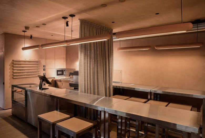 Общий вид барной зоны с посадкой Kofan Coffee Shop