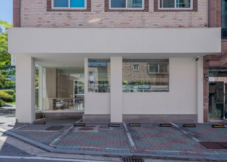 Общий вид фасада здания с панорамными окнами Prompt Café