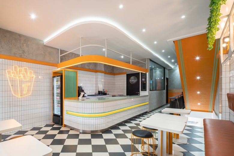 Общий вид интерьера кафе TATER TRADER