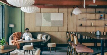 Общий вид интерьера кафе с мягкой мебелью Sidewalk Bakehouse and Cafe