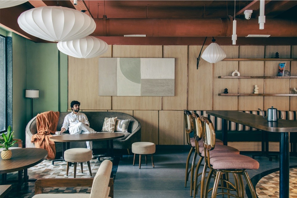 Общий вид интерьера кафе с мягкой мебелью Sidewalk Bakehouse and Cafe