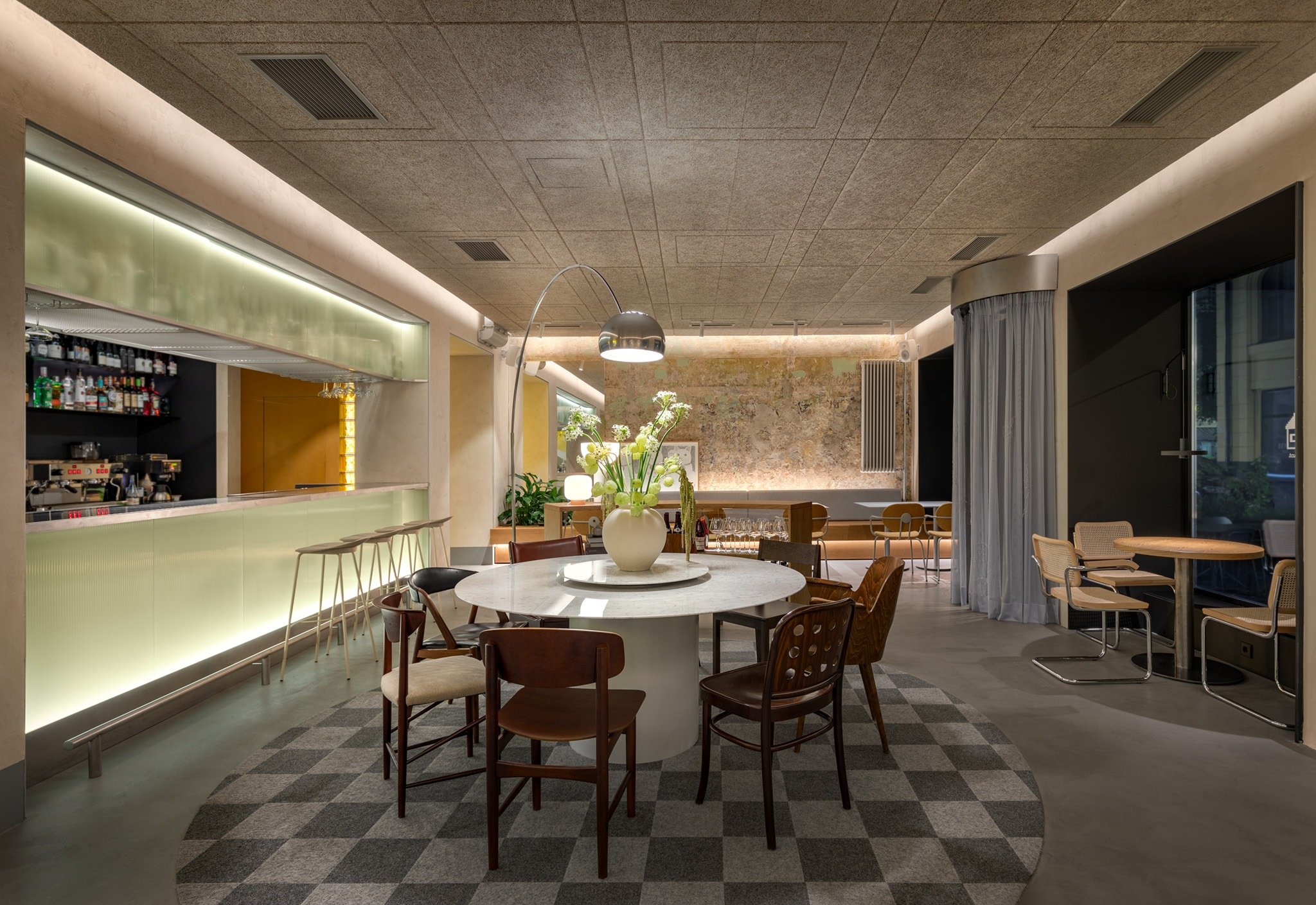 Общий вид интерьера ресторана Māsa