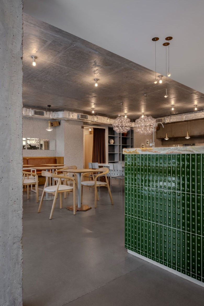 Общий вид интерьера с барной стойкой и зелёной плиткой union bistro