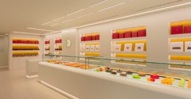 Общий вид интерьера с длинной витриной и ассортиментом La Pastisseria Barcelona