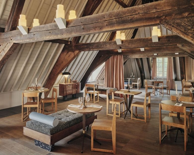 Общий вид мансардного зала с деревянными балками Hotel Rumour