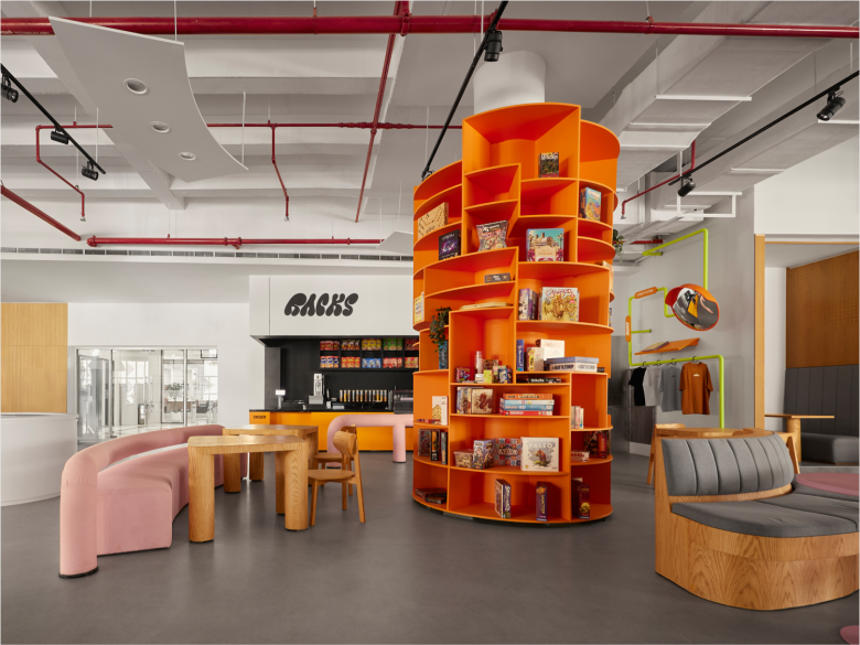 Общий вид пространства с центральным оранжевым стеллажом RACKS café