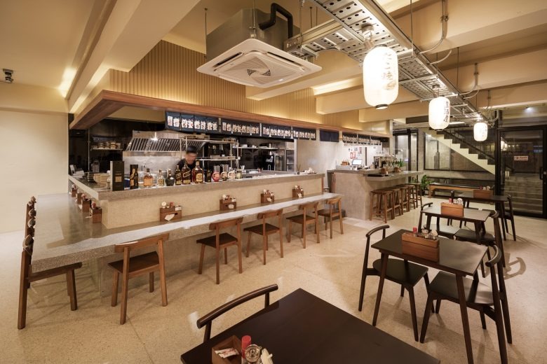 Общий вид ресторана с баром и освещением 115 Bake House & JIM ‘s Recipe