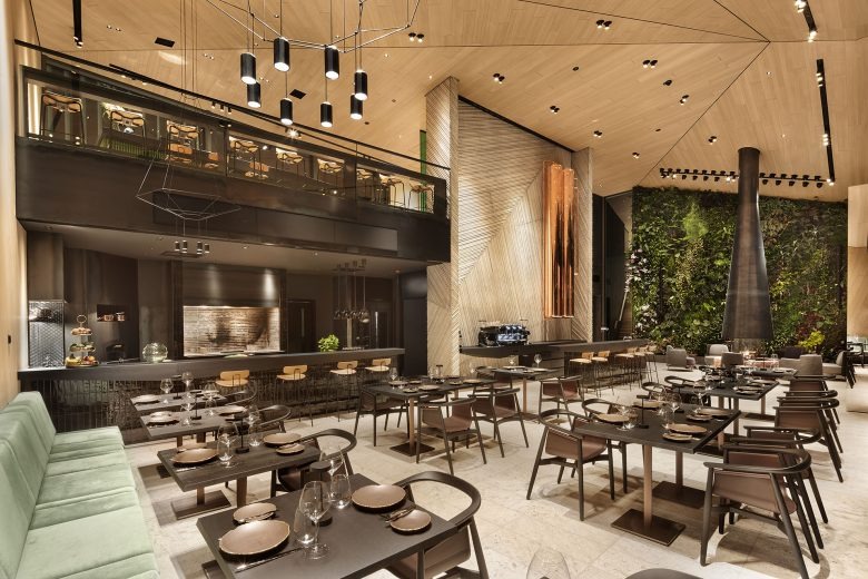 Общий вид ресторанного зала с двухсветным пространством FOGO E ÁGUA at ALEA RESORT