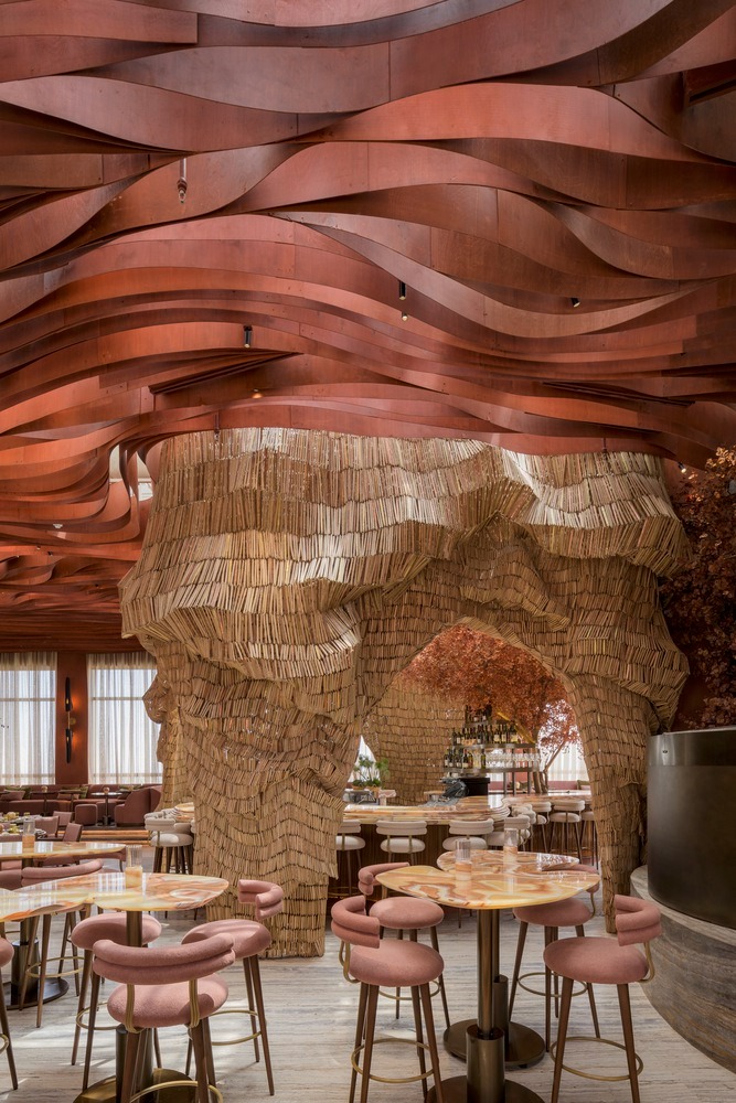 Общий вид с волнистым потолком и арками Lucida Restaurant and Bar