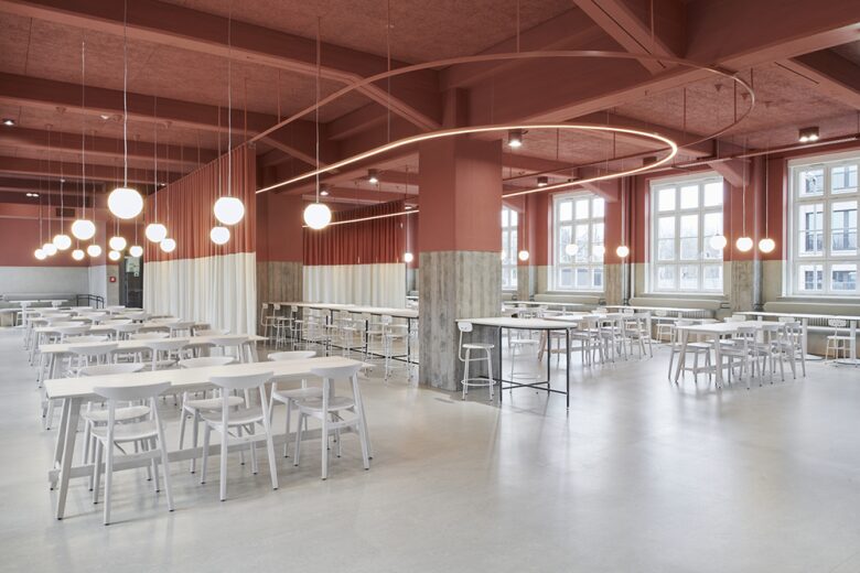 Общий вид светлого зала с розовыми стенами и белой мебелью Hans & Werner