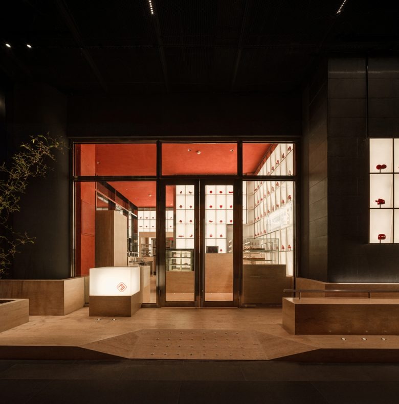 Общий вид входа и интерьера через стеклянный фасад Lucky Cookies Bakery