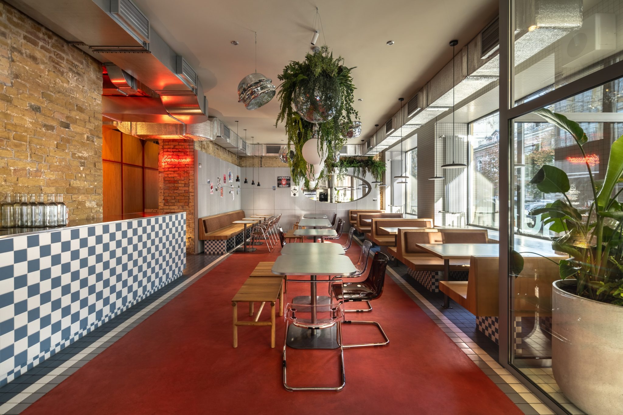 Общий вид зала NUNU Hamburger