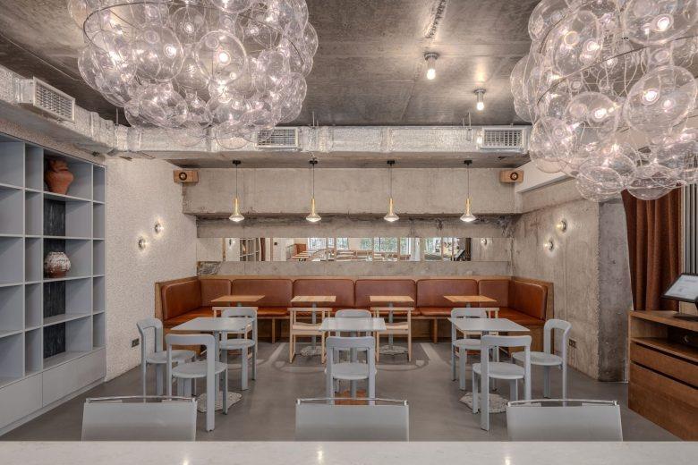 Общий вид зала с мягкой посадкой union bistro