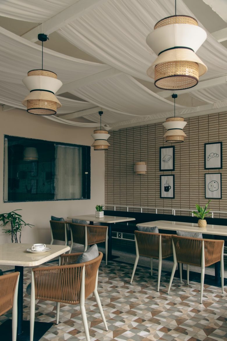 Общий вид зала с подвесными светильниками и посадкой Sidewalk Bakehouse and Cafe