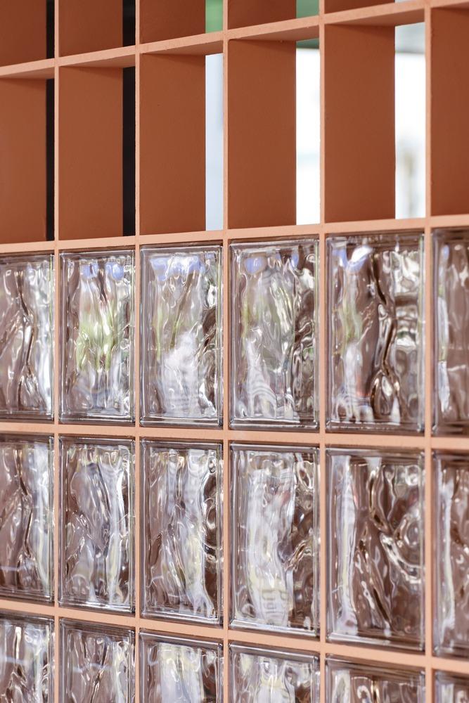 Общий вид зала с решетчатым потолком Sijul Restaurant