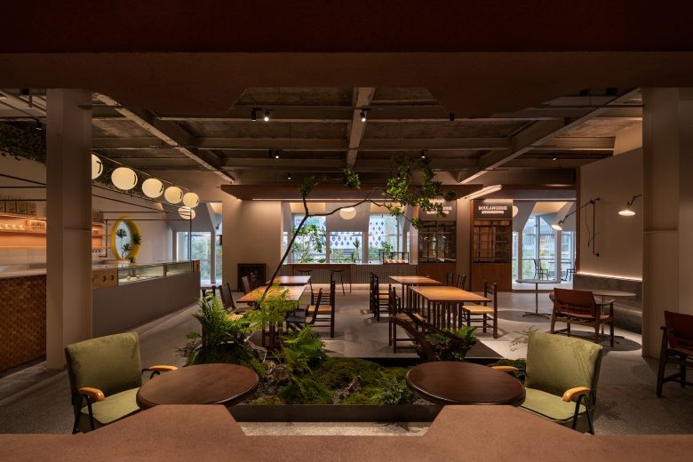 Общий вид зала с зелёной композицией Tiana Factory