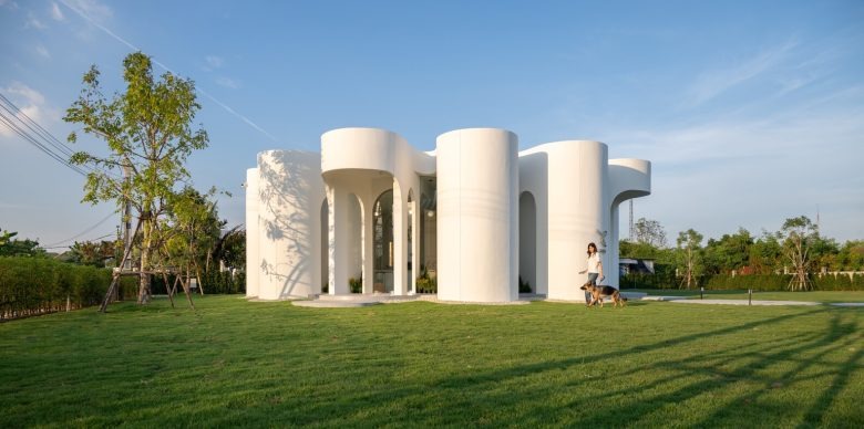 Общий вид здания и участок Curvy Dining