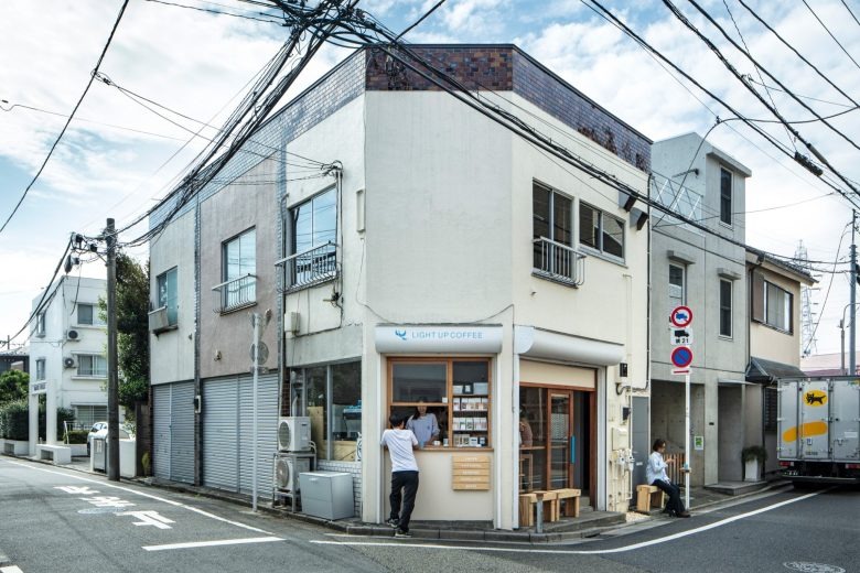 Общий вид здания кофейни LIGHT UP COFFEE