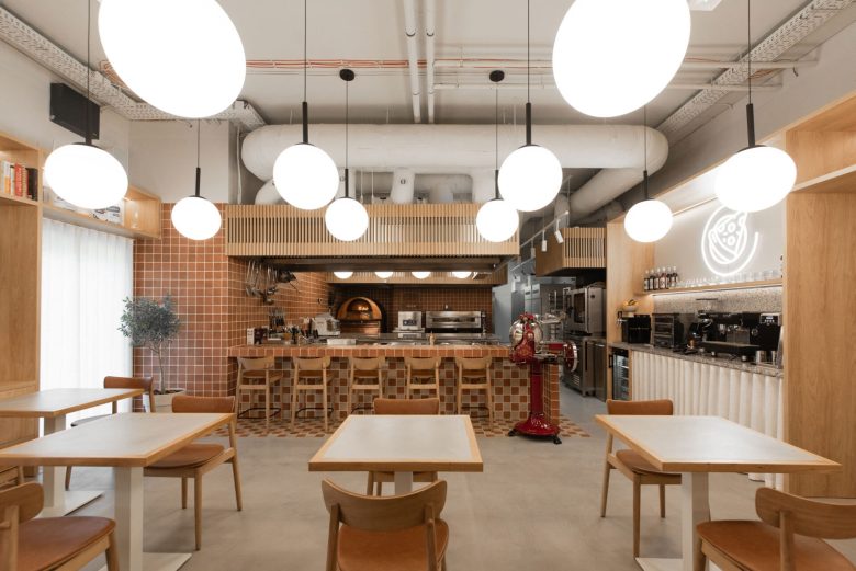 Общий зал Pizza Academy Bidfood с открытой кухней