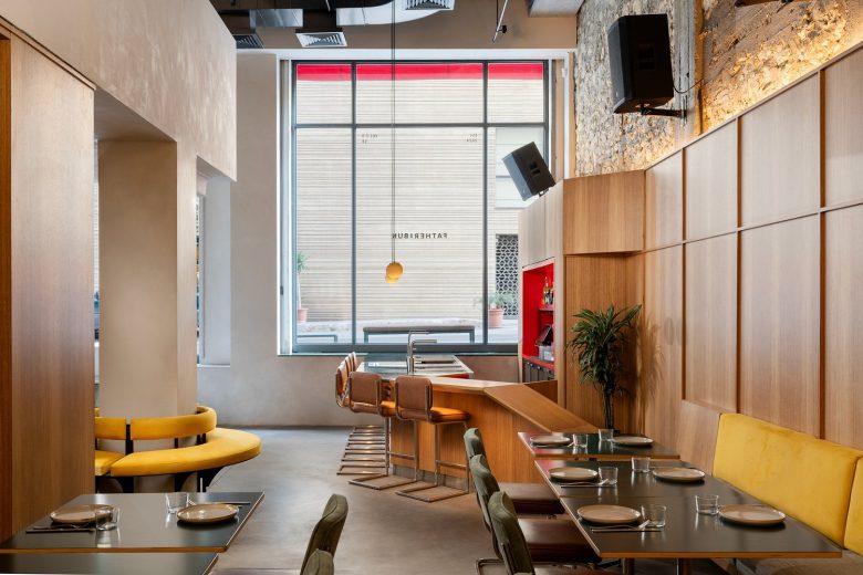 Общий зал ресторана Father Bun с барной стойкой