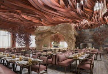 Общий зал ресторана с баром и декором Lucida Restaurant and Bar