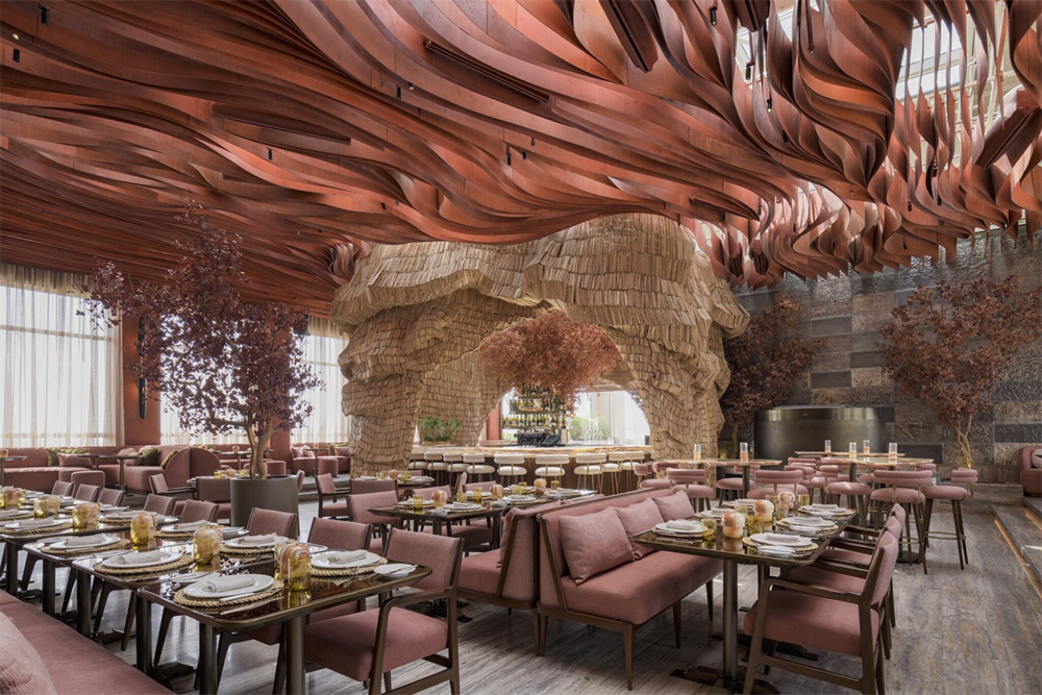 Общий зал ресторана с баром и декором Lucida Restaurant and Bar