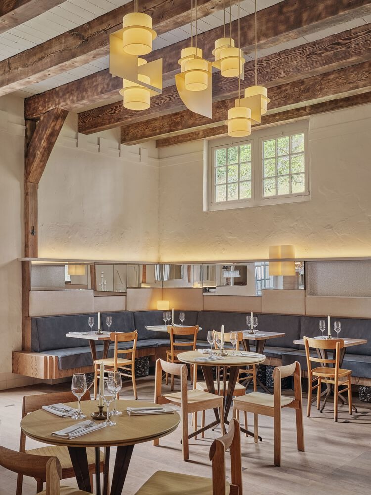 Общий зал ресторана с деревянными балками и круглыми столами Hotel Rumour1