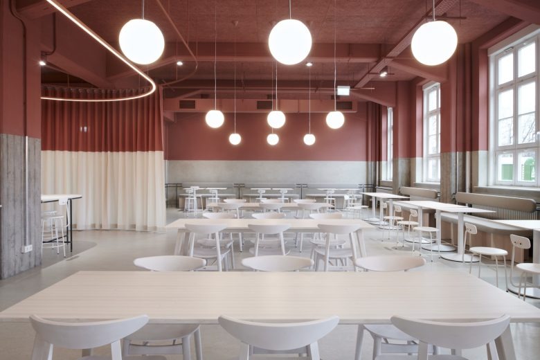 Общий зал с белыми столами и подвесными шарами светильников Hans & Werner