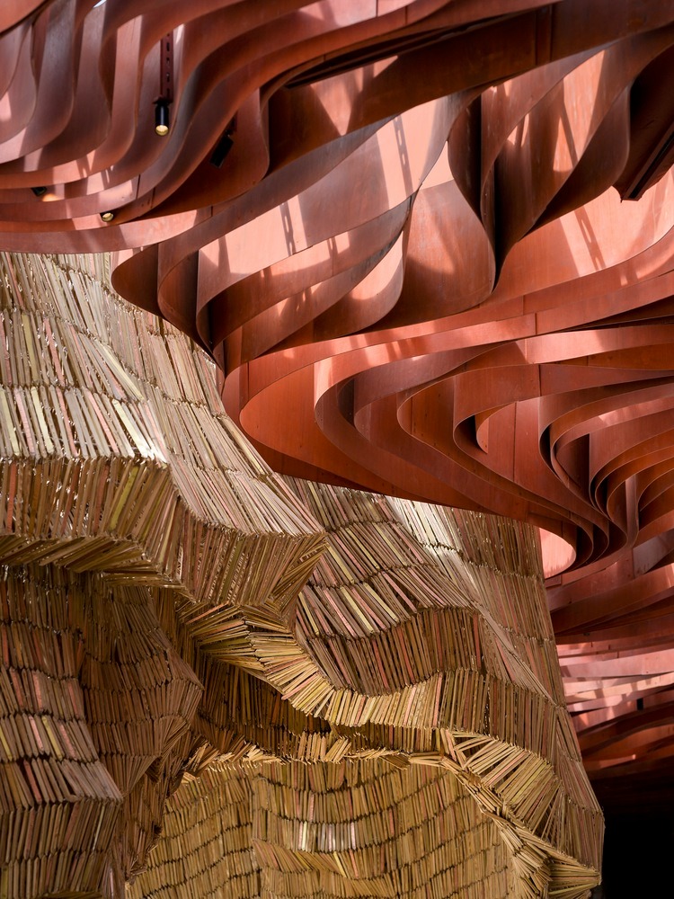 Общий зал с деревом и столиками Lucida Restaurant and Bar