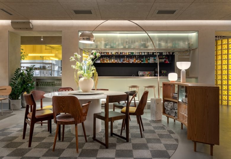 Общий зал с мебелью и баром Māsa