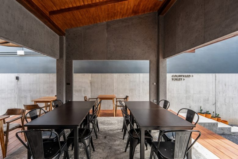 Общий зал со столами Bun Pastry & Beverages