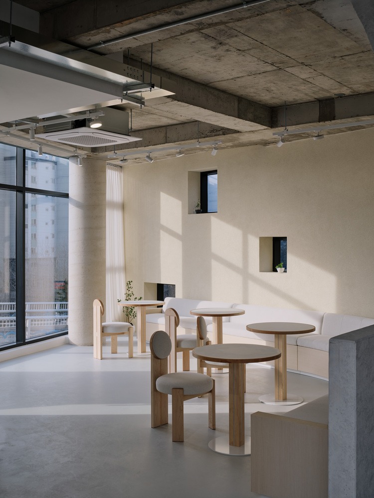 Одиночные столики и большой угловой диван OZBE Café