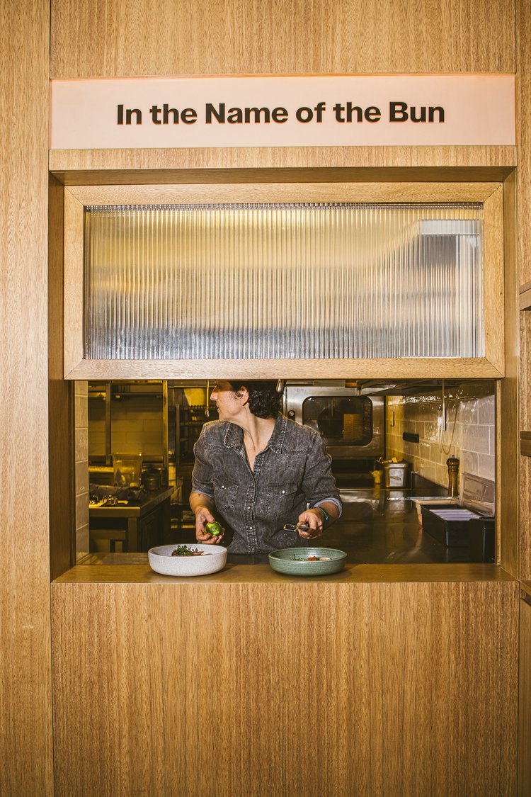 Окно кухни ресторана Father Bun