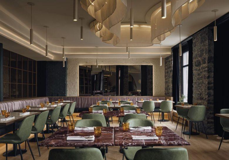 Основной зал ресторана с зелёными стульями Hayat Restaurant