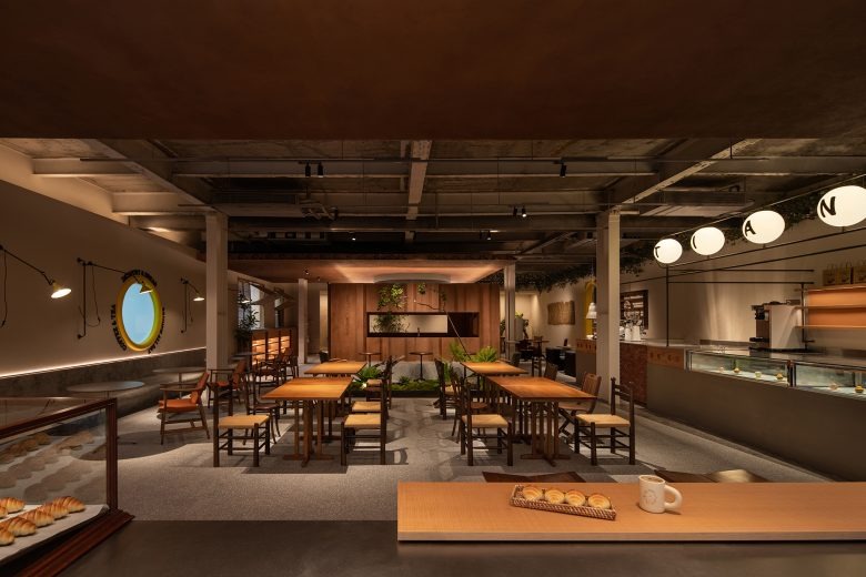 Основной зал с длинными столами и витриной Tiana Factory